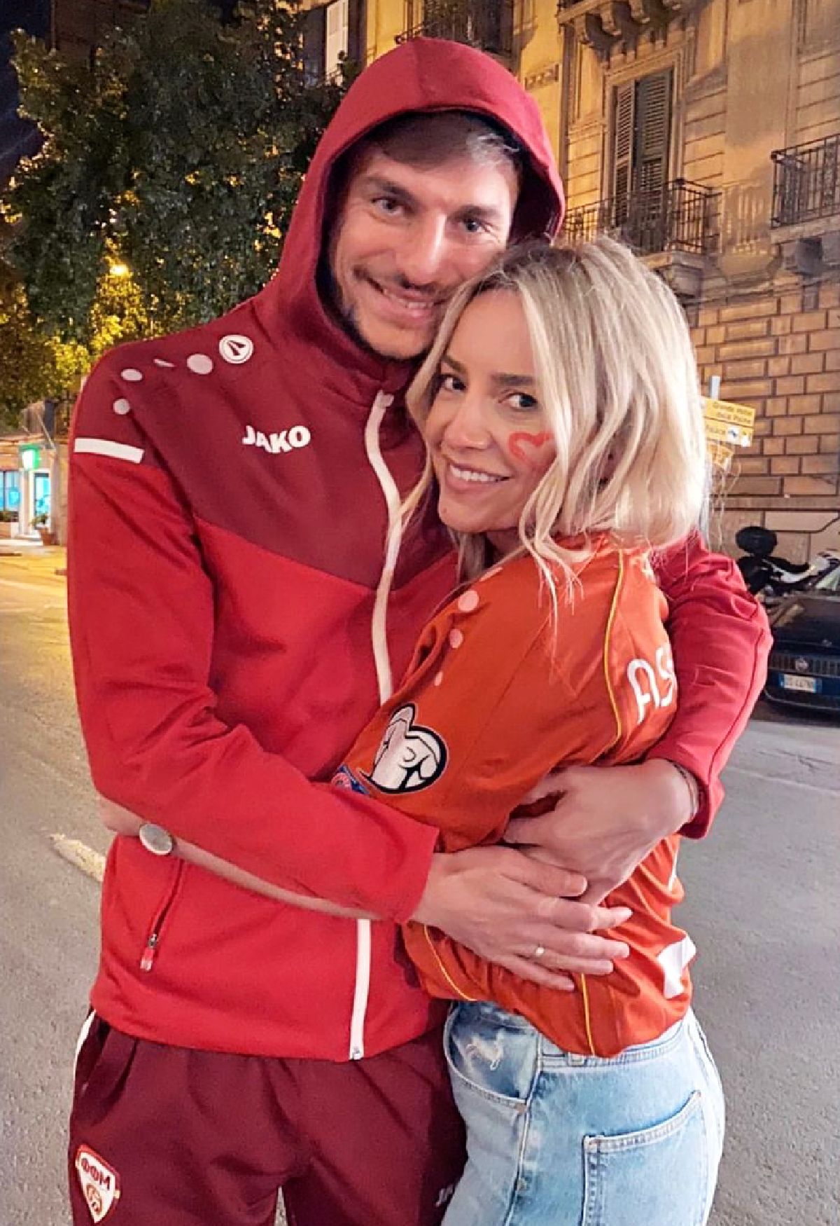 Soția lui Stefan Ashkovski, prezentă la Palermo la victoria istorică a Macedoniei de Nord cu Italia!