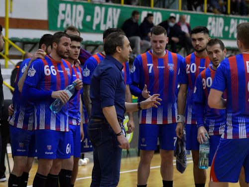 Jucătorii de la Steaua alături de antrenorul lor, Ovidiu Mihăila, în timpul unui time-out în sala din Chiajna FOTO sportpictures.eu