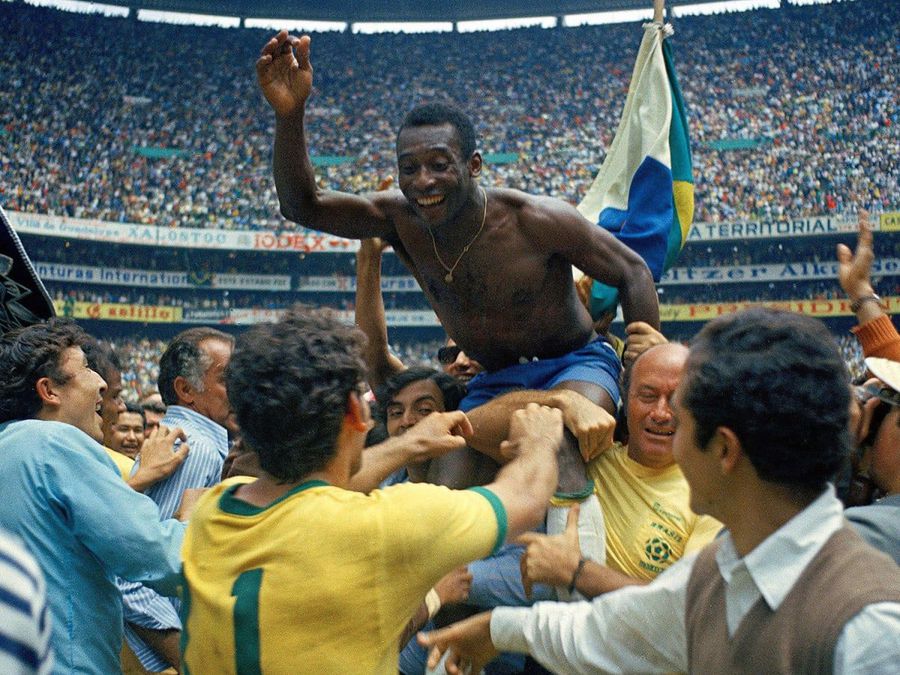 Pele, sărbătorind câștigarea celui de-al treilea Mondial alături de Brazilia Lionel Messi, cel mai mare din toate timpurile » Gazeta a realizat o analiză a celor mai importanți 6 fotbaliști din istorie, iar concluzia e una singură: „Puricele” e GOAT