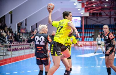 Poveștile mamelor care au revenit în activitate » Marilena Neagu, handbalistă la Măgura Cisnădie: „Când băiatul avea două luni, eram disperată să joc!”