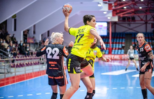 Poveștile mamelor care au revenit în activitate » Marilena Neagu, handbalistă la Măgura Cisnădie: „Când băiatul avea două luni, eram disperată să joc!”