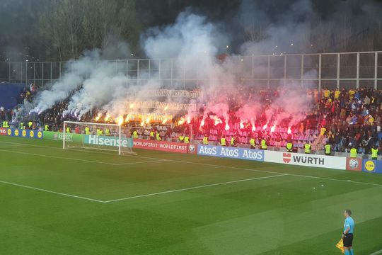 Ultrașii din gruparea „Uniți sub tricolor” au oferit scene josnice la aniversarea celor 10 ani de la înființare, chiar în timpul meciului Andorra - România. Comportamentul lor xenofob și agresiv ar putea atrage sancțiuni pentru echipa națională.