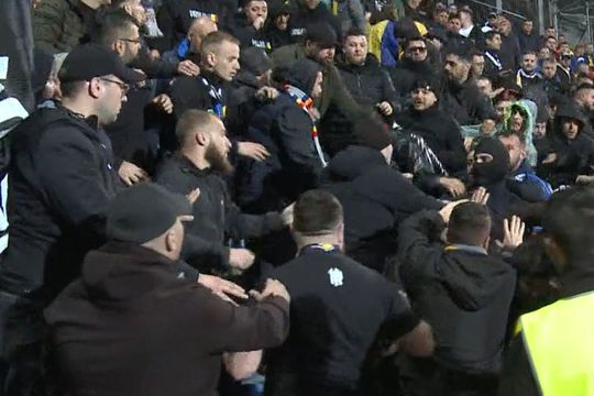 Andorra - România, debutul în grupa preliminară pentru EURO 2024, se joacă ACUM. În minutul 11 al partidei, o bătaie generală a izbucnit într-un sector al fanilor „tricolori”, cel ocupat de facțiunea „Uniți sub tricolor”.