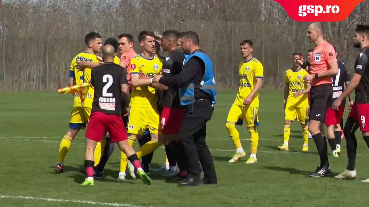Dinamo - Petrolul, meci tare » Final încins, au intervenit stewarzii: „E amical sau ce e?!”