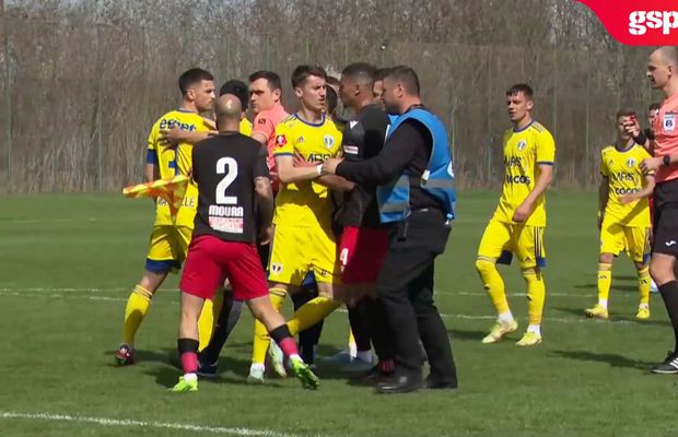 Dinamo - Petrolul, meci tare » Final încins, au intervenit stewarzii: „E amical sau ce e?!”