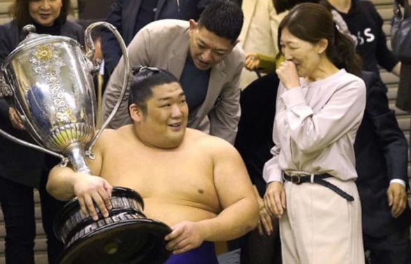 Un tânăr luptător de sumo a doborât un record vechi de 110 ani » Cu o zi înainte a ajuns la spital, părăsind arena în scaun cu rotile