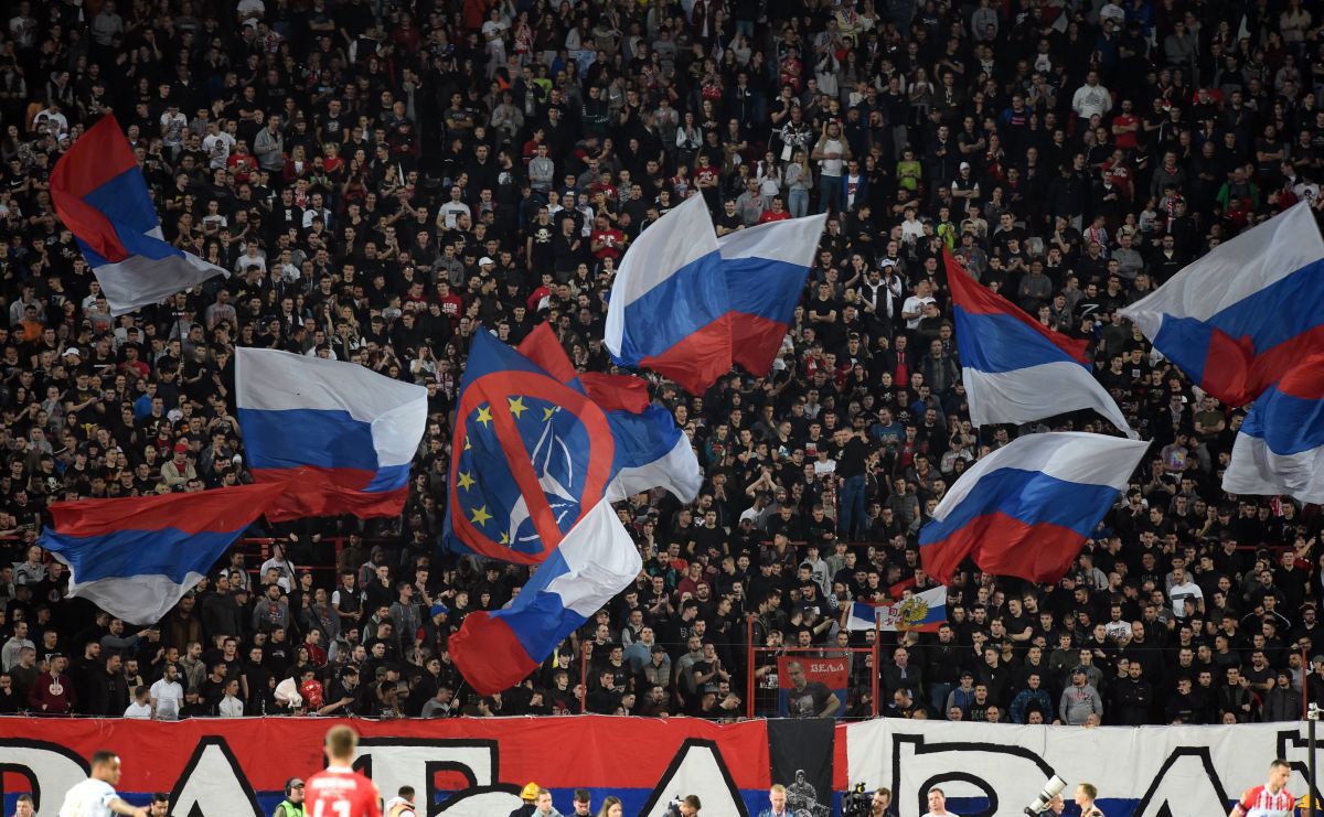 Momente scandaloase în tribune la meciul dintri sârbi și ruși. Ultrașii au aprins torțe în formă de „Z”, simbolul războiului din Ucraina