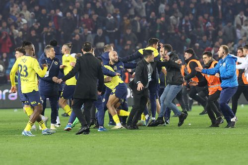 Momentul în care fanii lui  Trabzonspor i-au atacat pe jucătorii lui Fenerbahce / Foto: Imago Images