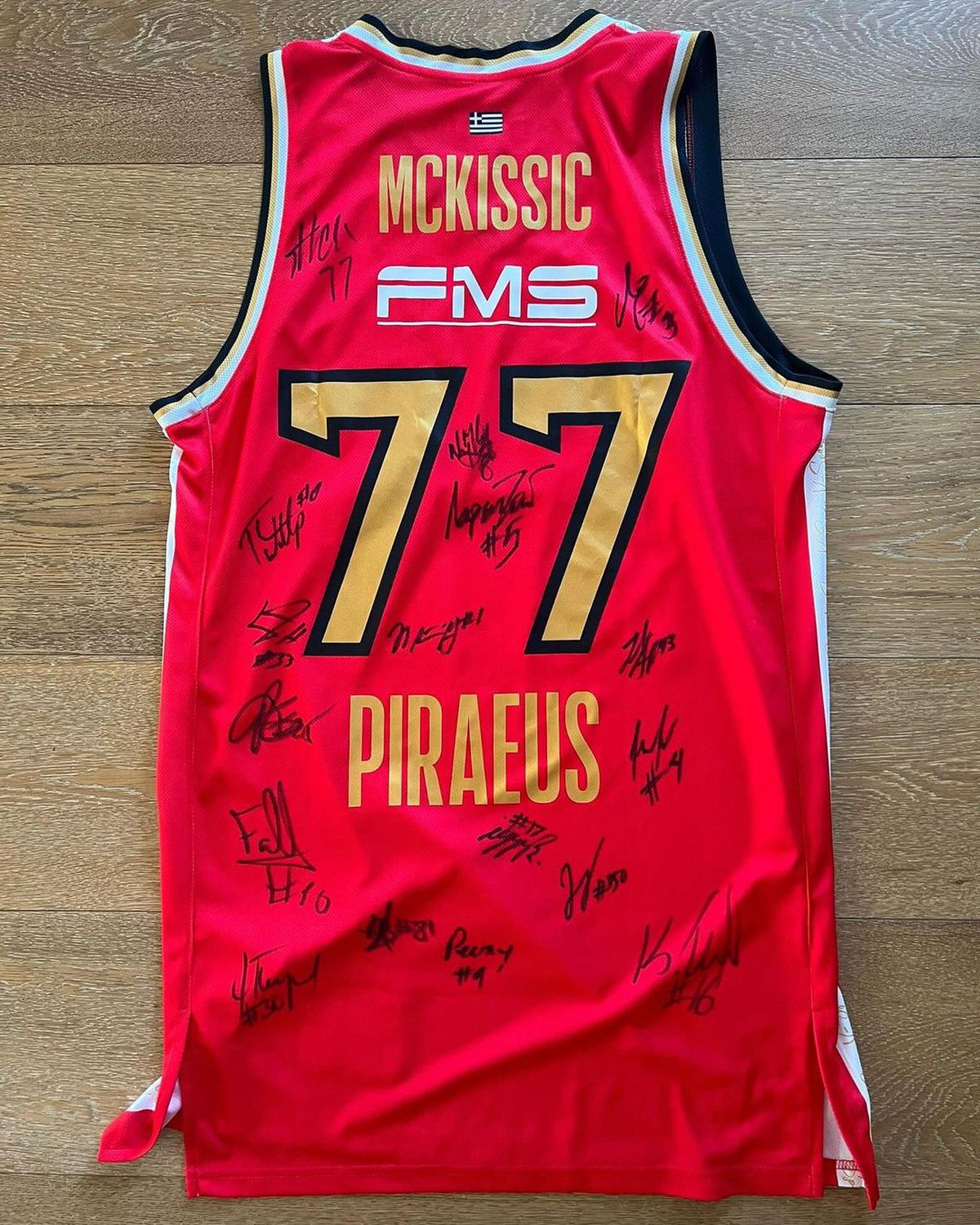 Apariție răvășitoare la fiecare meci de pe teren propriu » Ținutele provocatoare au transformat-o în vedetă locală