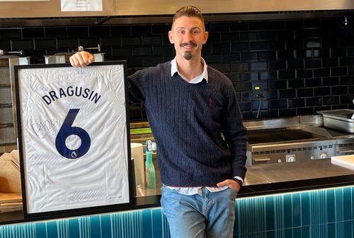 Alex Drăgușin, alături de tricoul lui Radu de la Tottenham