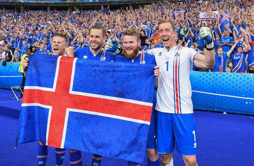 Johann Gudmundsson (primul din stânga), alături de eroii de la Euro 2016: golgheterul Gylfi Sigurdsson (lângă Gudmundsson), căpitanul Gunnarsson și portarul Halldorsson Foto: Imago