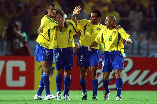Cafu, bucurându-se după un gol al Braziliei la CM 2002 / Foto: Imago