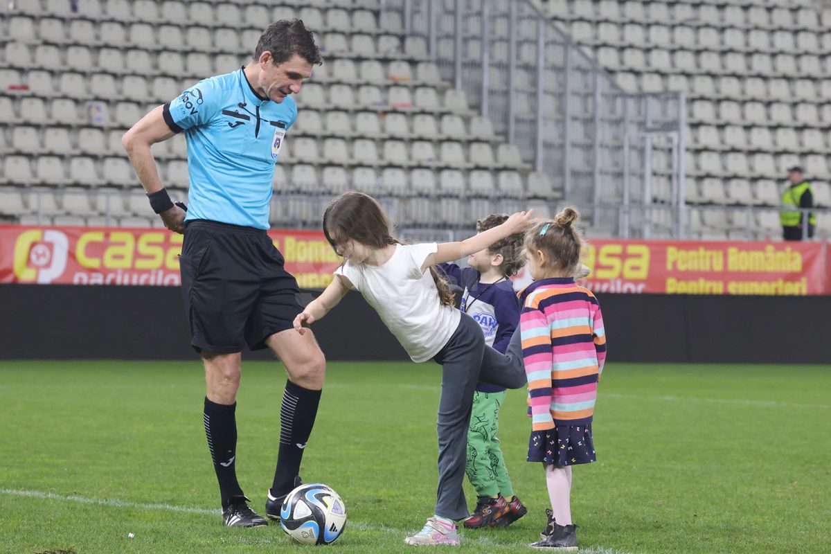 Avem răspunsul firmei de pază! Explicație pentru intervenția în forță de pe „Arcul de Triumf” » De ce i-au luat stewarzii pe sus pe copii: „Sub nicio formă!”