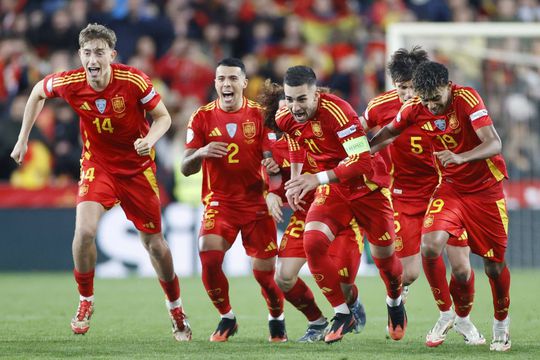 Dean Huijsen, stânga, celebrează împreună cu coechipierii calificarea Spaniei în Final Four-ul Ligii Națiunilor / Foto: Imago