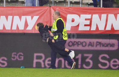 Momente comice la finalul meciului dintre România U21 și Olanda U21 » Invazie de copii pe teren, stewarzii au alunecat pe gazon