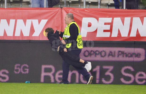 Momente comice la finalul meciului dintre România U21 și Olanda U21 » Invazie de copii pe teren, stewarzii au alunecat pe gazon