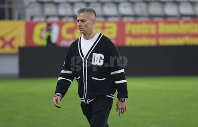 Cum s-a îmbrăcat Daniel Pancu pe „Arcul de Triumf” » Mai scump decât geaca lui Șumudică: și l-a dat jos după câteva minute