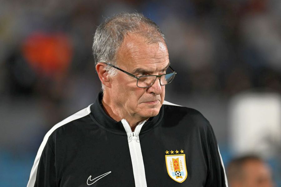 Marcelo Bielsa / foto: Getty Images „Dacă nu plecați, scot siguranța!” » În pijamale, legendarul antrenor a amenințat huliganii cu o grenadă!