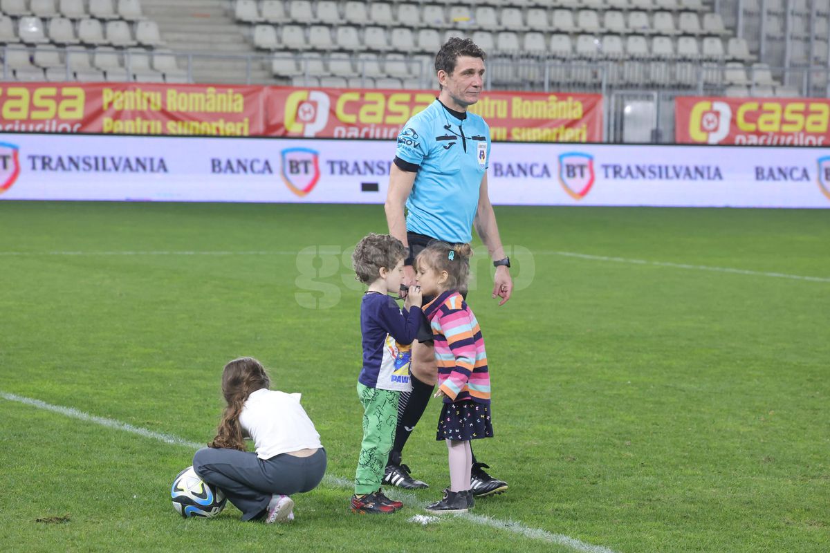 Avem răspunsul firmei de pază! Explicație pentru intervenția în forță de pe „Arcul de Triumf” » De ce i-au luat stewarzii pe sus pe copii: „Sub nicio formă!”