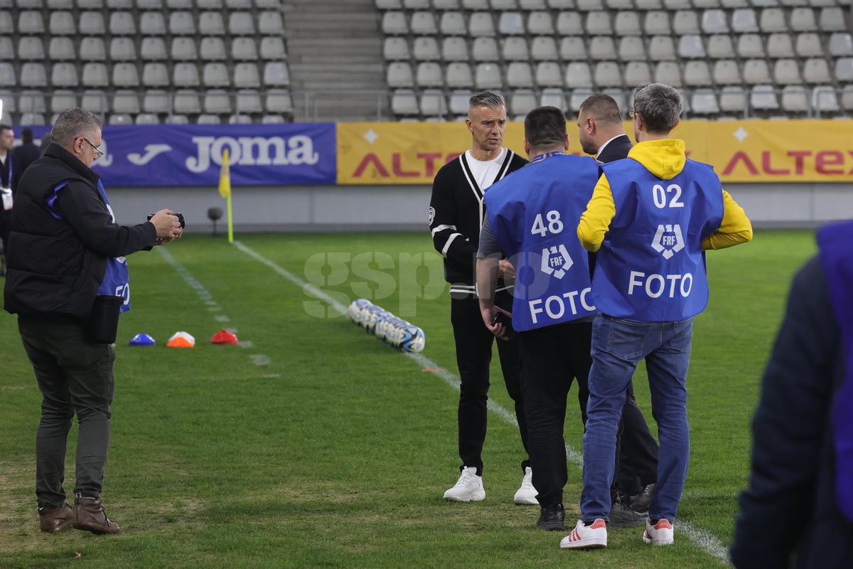 Cum s-a îmbrăcat Daniel Pancu pe „Arcul de Triumf” » Mai scump decât geaca lui Șumudică: și l-a dat jos după câteva minute