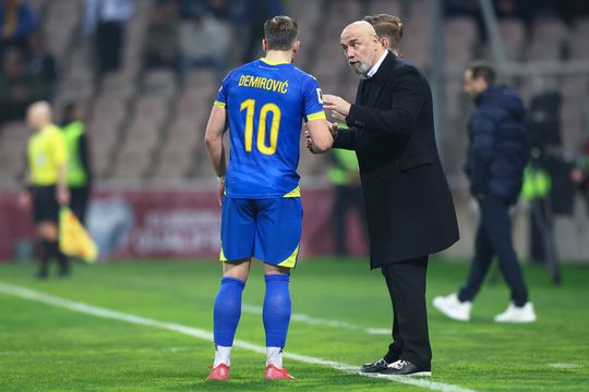 Serghej Barbarez îi dă instrucțiuni lui Demirovic, autorul primului gol în Bosnia - Cipru 2-1