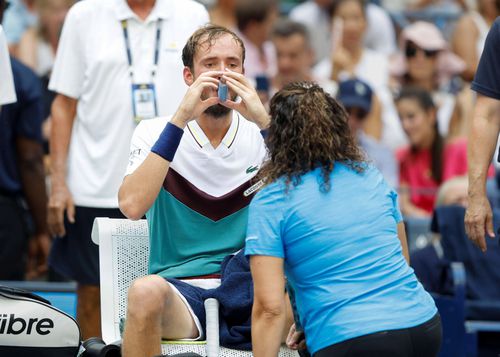 Daniil Medvedev primind tratament în timpul unui meci FOTO Imago Images