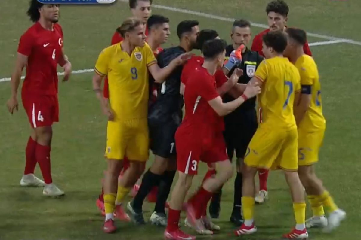 Scandal în România - Turcia » Un „tricolor” i-a băgat mâna în gât adversarului! De la ce a plecat totul