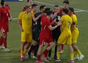 Scandal în România - Turcia » Un „tricolor” i-a băgat mâna în gât adversarului! De la ce a plecat totul