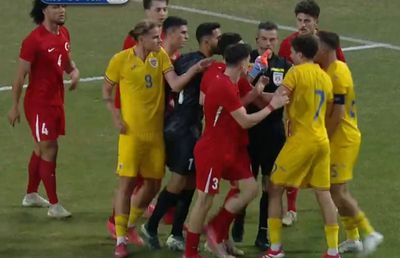 Scandal în România - Turcia » Un „tricolor” i-a băgat mâna în gât adversarului! De la ce a plecat totul