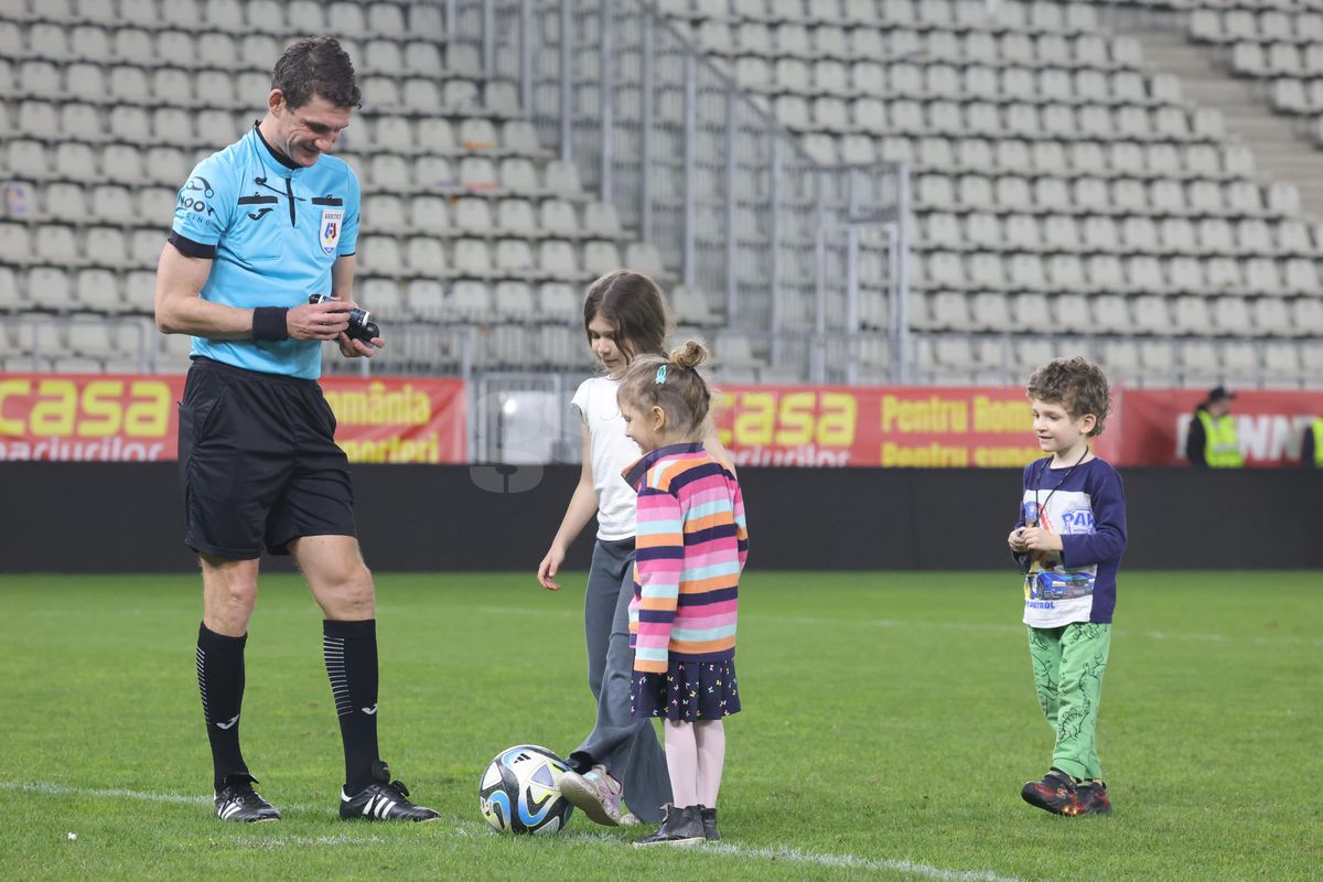 Avem răspunsul firmei de pază! Explicație pentru intervenția în forță de pe „Arcul de Triumf” » De ce i-au luat stewarzii pe sus pe copii: „Sub nicio formă!”