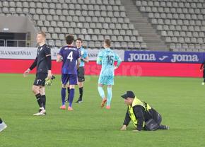 Momente comice la finalul meciului dintre România U21 și Olanda U21 » Invazie de copii pe teren, stewarzii au alunecat pe gazon