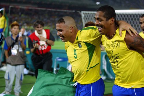 Ronaldo și Vampeta, sărbătorind victoria contra Germaniei (2-0) din finala CM 2002 / Foto: Imago