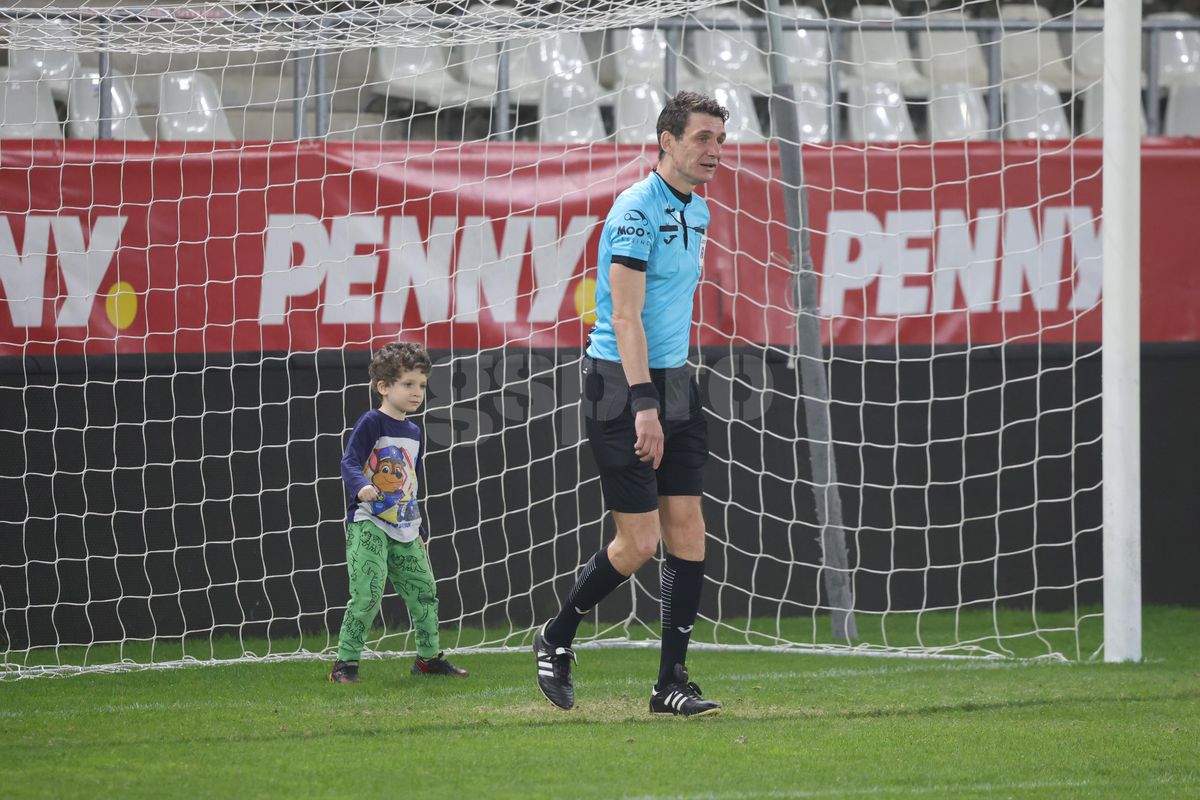 Avem răspunsul firmei de pază! Explicație pentru intervenția în forță de pe „Arcul de Triumf” » De ce i-au luat stewarzii pe sus pe copii: „Sub nicio formă!”