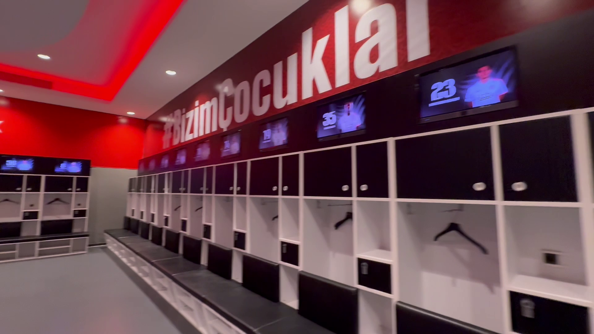 Am intrat în vestiarul turcilor de la Istanbul » Ce mănâncă înainte de meci și mesajul de ultimă oră: „Respectați imnul României!”