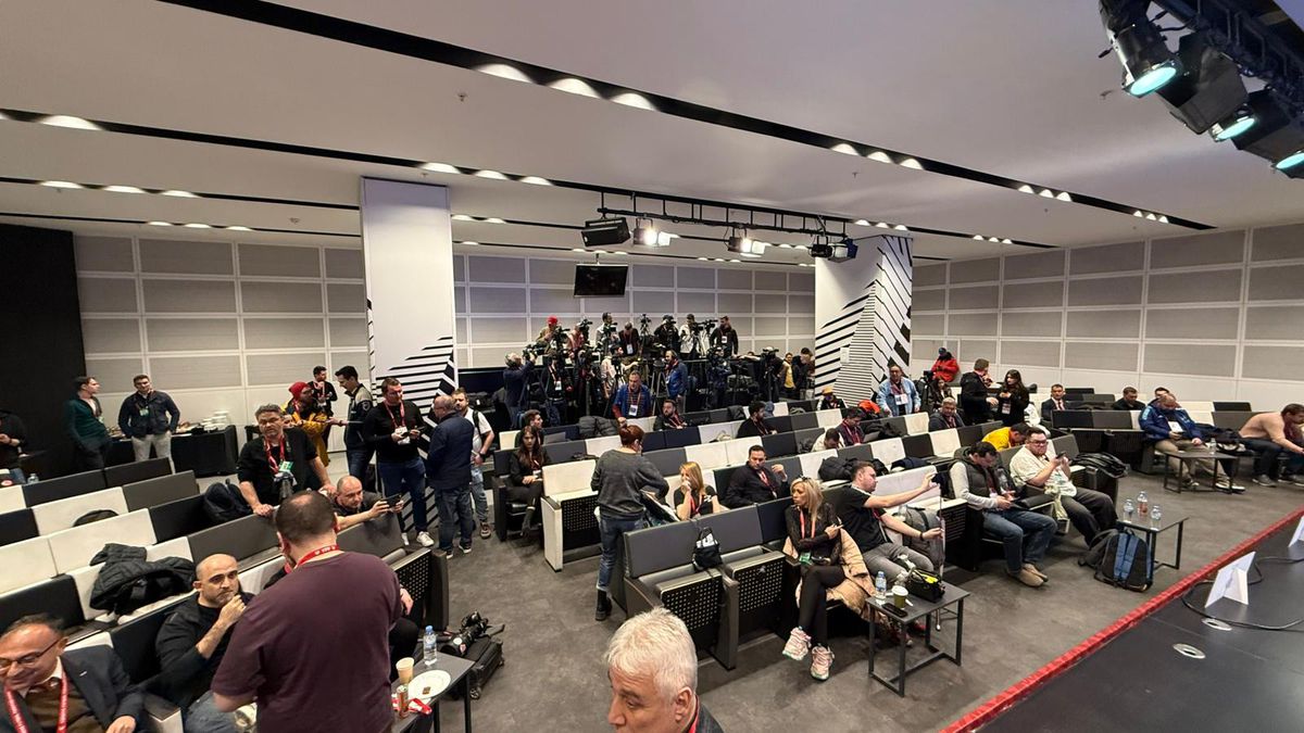 Un jurnalist turc i-a pupat mâna lui Mircea Lucescu la Istanbul