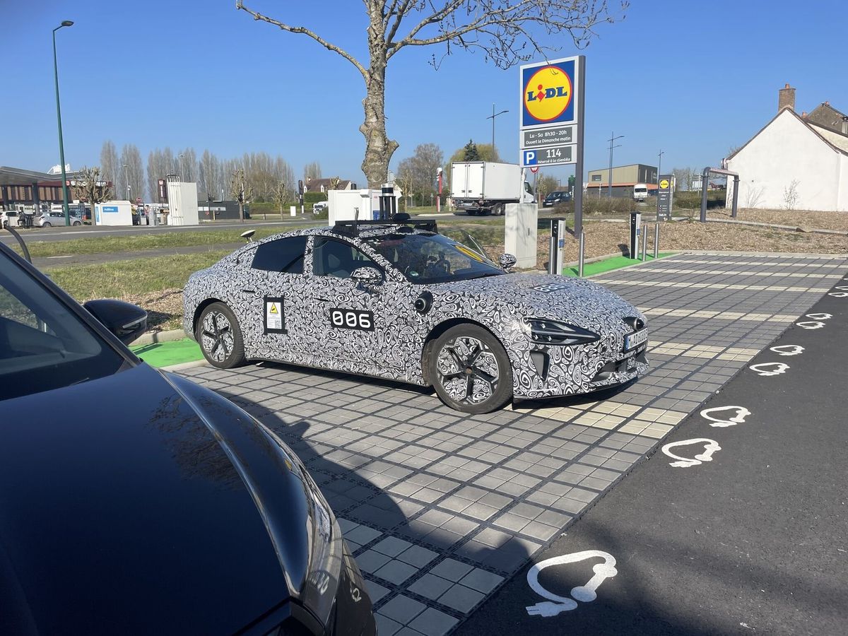 Rivalul chinezesc pentru Tesla, surprins pe străzile din Europa! Peste 100.000 de rezervări în doar două săptămâni de la lansare