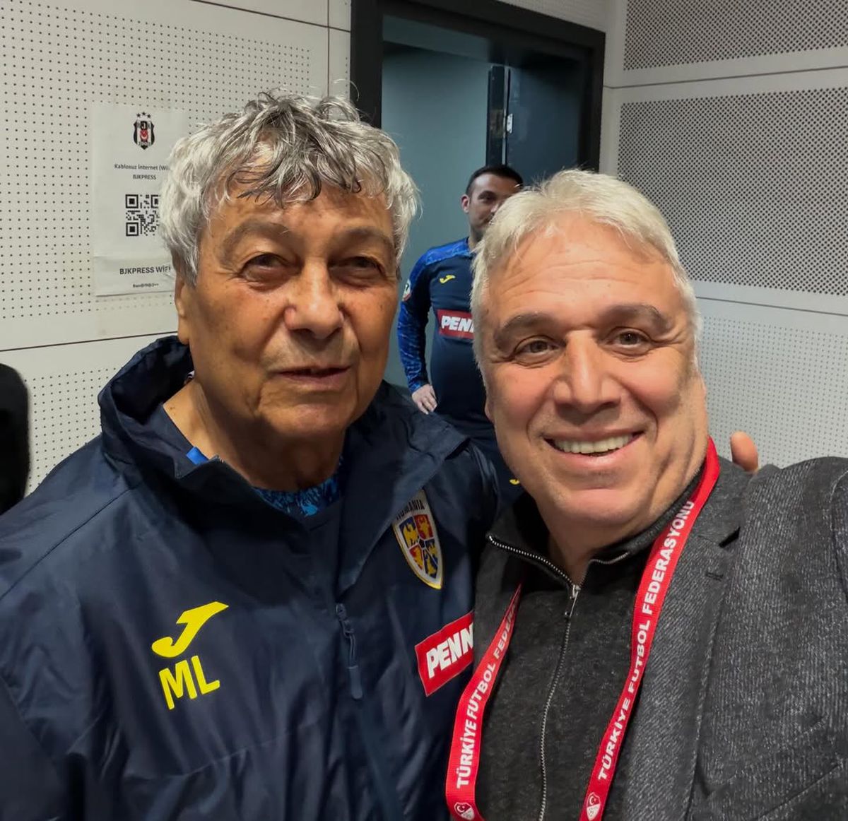 Un jurnalist turc i-a pupat mâna lui Mircea Lucescu la Istanbul