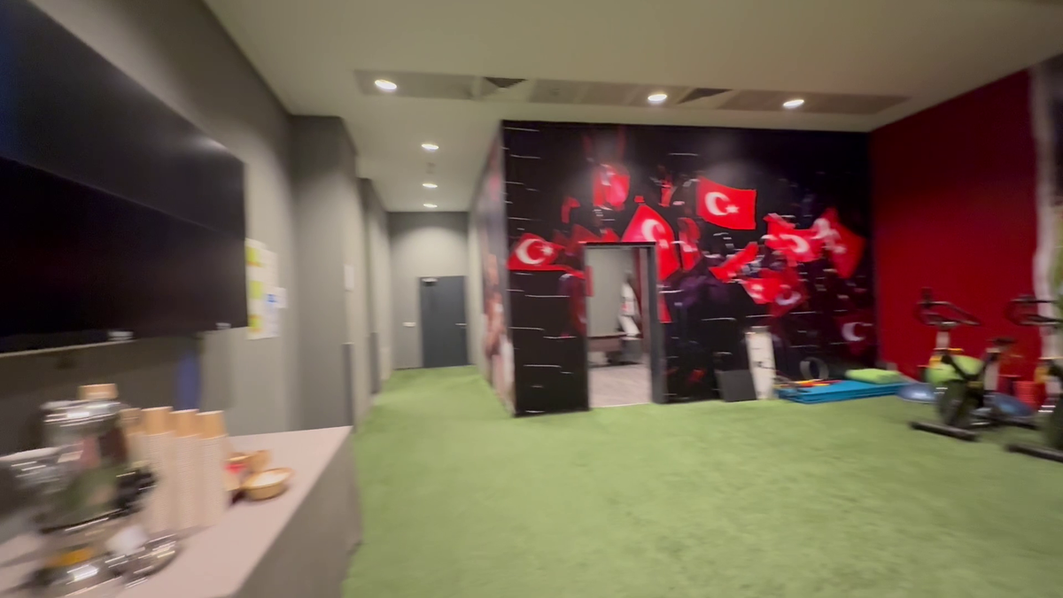 Am intrat în vestiarul turcilor de la Istanbul » Ce mănâncă înainte de meci și mesajul de ultimă oră: „Respectați imnul României!”
