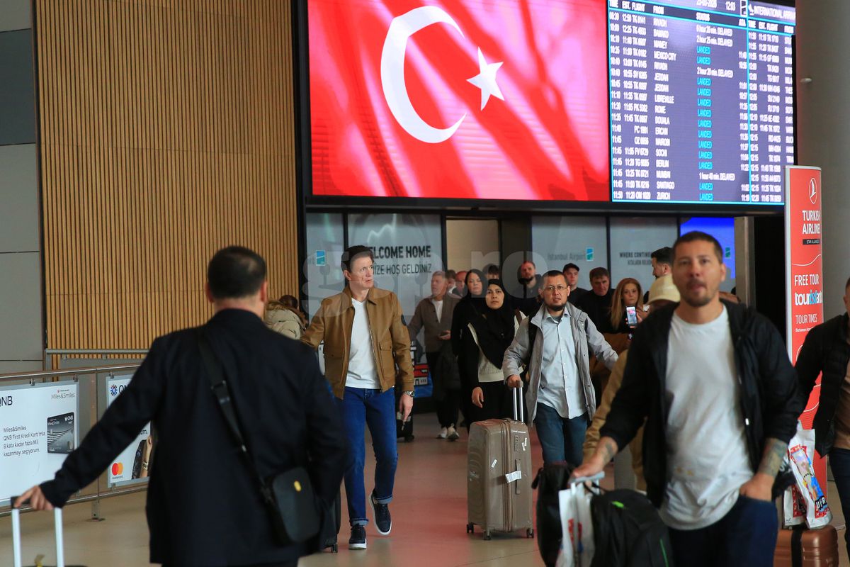 Hagi și Popescu au aterizat la Istanbul: imaginile surprinse de reporterii GSP cu „Regele” împingând la bagaje! » Turcii, înnebuniți: „Hagi e bașkan!”