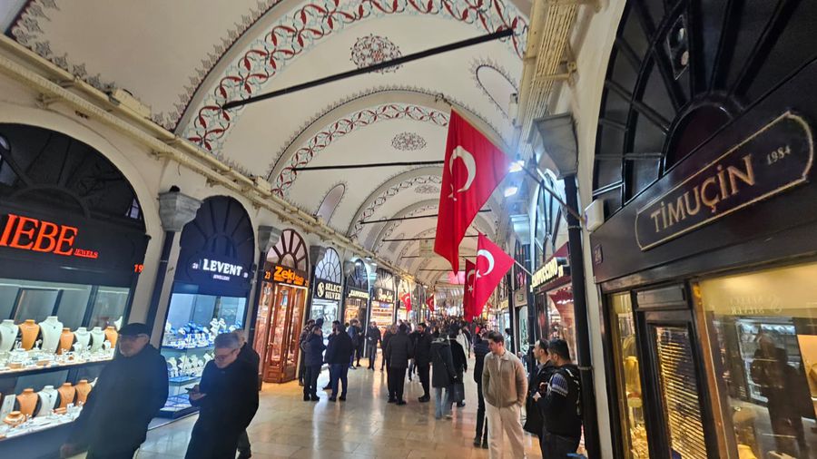 Steagul Turciei tronează pe străzile din Grand Bazar „Trebuie să refac zilnic stocul!” » În Marele Bazar din Istanbul, reporterii GSP au găsit legătura cu România: costă 15 euro și „rupe piața”