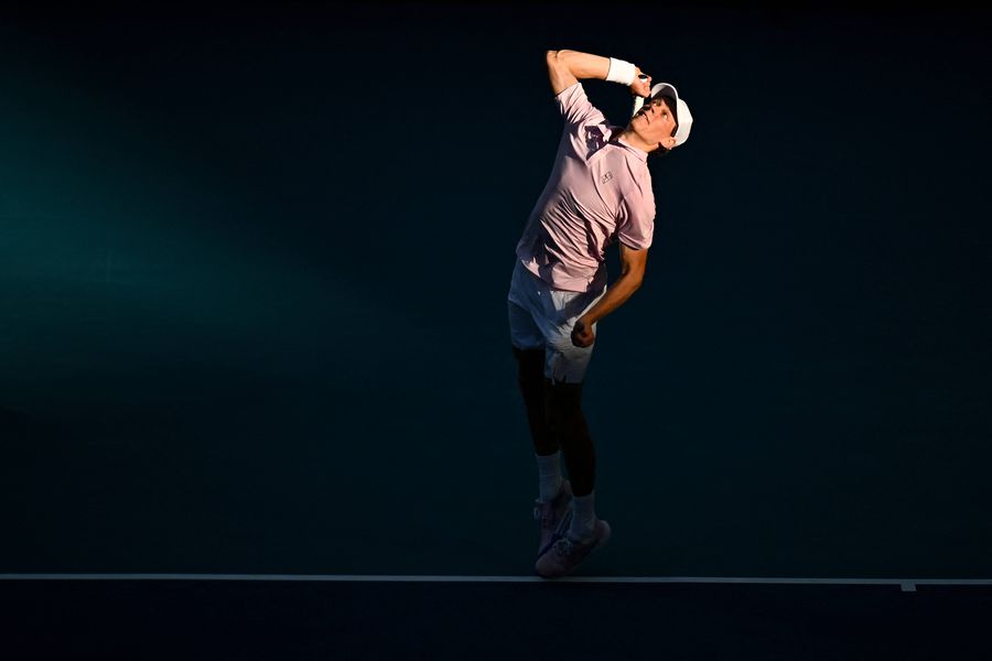 Jannik Sinner avansează la Miami, dar se gândește și la următoarea provocare a sezonului când ar putea reveni pe primul loc în ierarhia mondială: „Zgura e complet diferită”