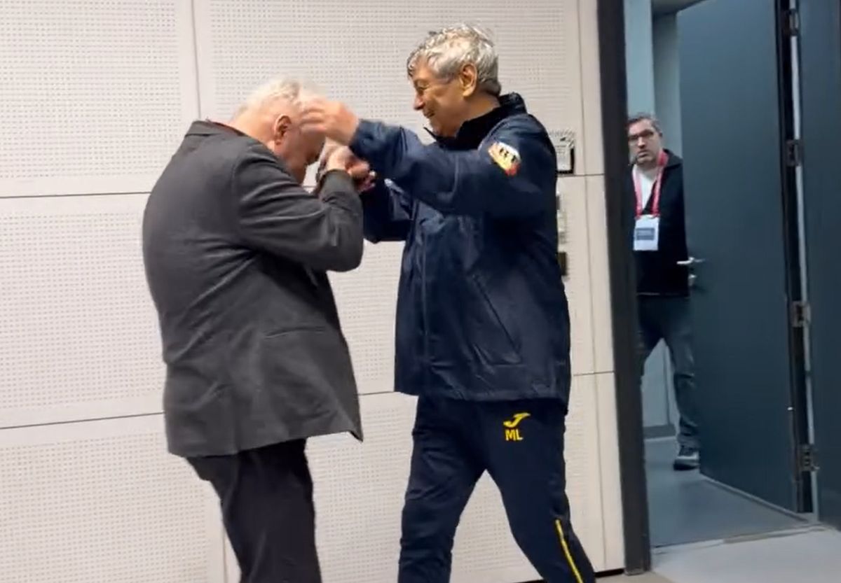 Un jurnalist turc i-a pupat mâna lui Mircea Lucescu la Istanbul