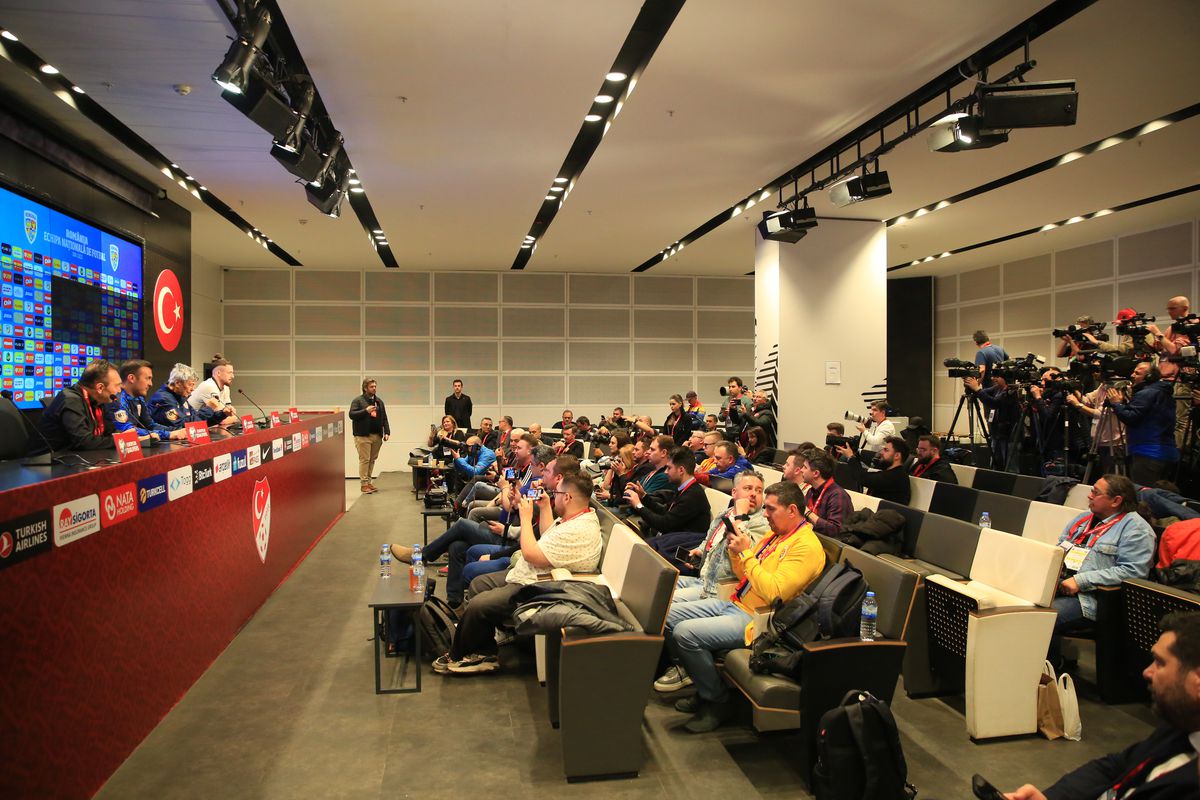 Un jurnalist turc i-a pupat mâna lui Mircea Lucescu la Istanbul