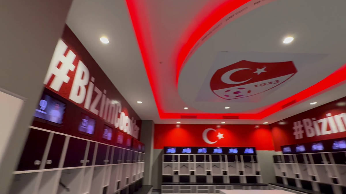 Am intrat în vestiarul turcilor de la Istanbul » Ce mănâncă înainte de meci și mesajul de ultimă oră: „Respectați imnul României!”