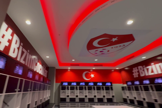 Am intrat în vestiarul turcilor de la Istanbul » Ce mănâncă înainte de meci și mesajul de ultimă oră: „Respectați imnul României!”