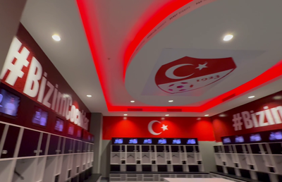 Am intrat în vestiarul turcilor de la Istanbul » Ce mănâncă înainte de meci și mesajul de ultimă oră: „Respectați imnul României!”