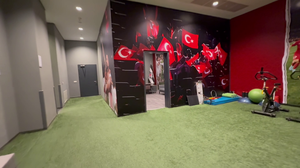 Am intrat în vestiarul turcilor de la Istanbul » Ce mănâncă înainte de meci și mesajul de ultimă oră: „Respectați imnul României!”