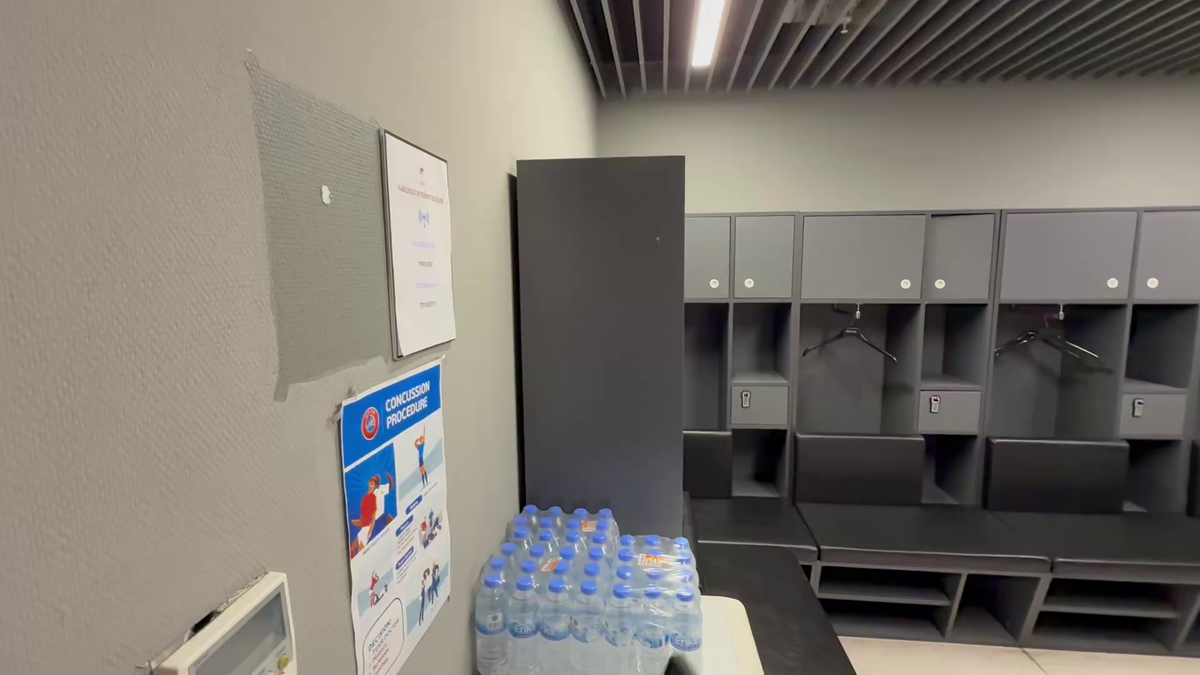 Am intrat în vestiarul turcilor de la Istanbul » Ce mănâncă înainte de meci și mesajul de ultimă oră: „Respectați imnul României!”