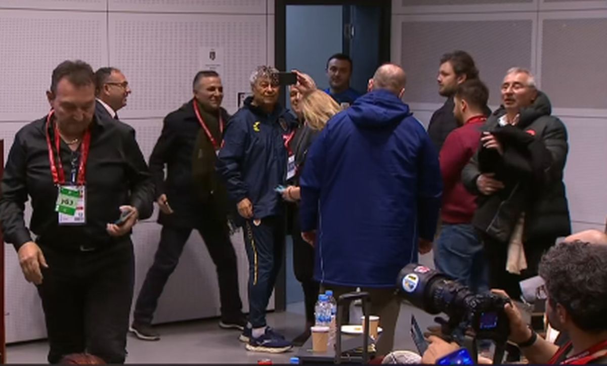 Un jurnalist turc i-a pupat mâna lui Mircea Lucescu la Istanbul