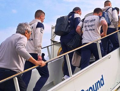 Ce conțin cutiile metalice urcate în avionul care a transportat „naționala” ...